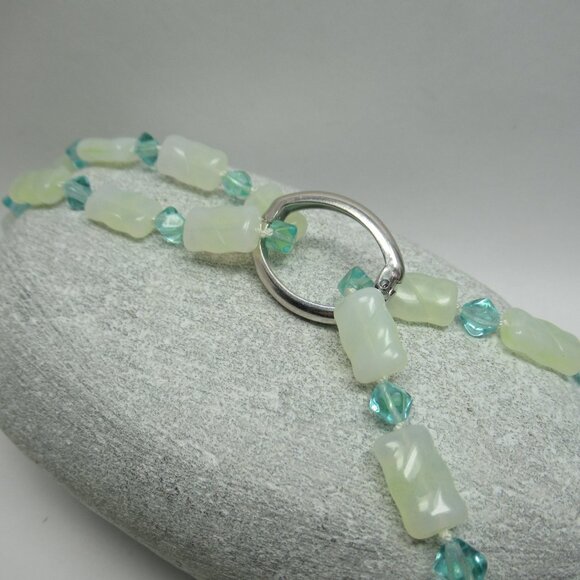 Uranium glass vintage hand knotted bead necklace - Picture 4 of 11